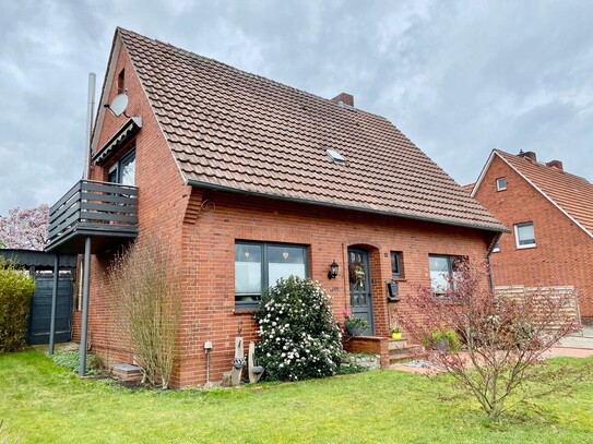 Einfamlienhaus mit Einliegerwohnung auf großem Grundstück.