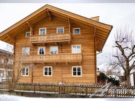 Alpines, traditionelles Holzhaus