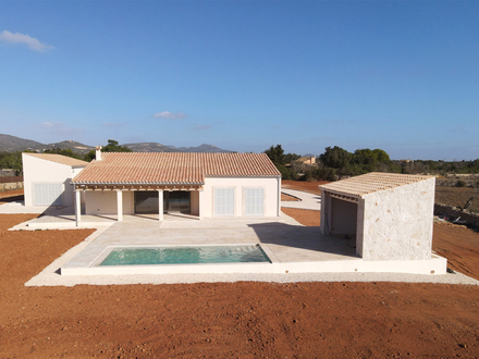 Stylische Neubau-Finca mit Blick bis nach Santanyi!