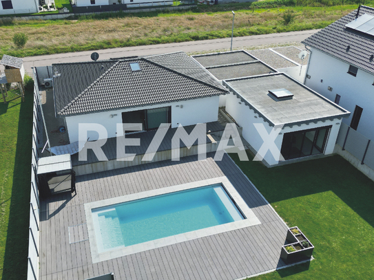 Neuer Walmdach Bungalow mit 100m² Terrasse – Wohnen bis ins hohe Alter - Außenpool