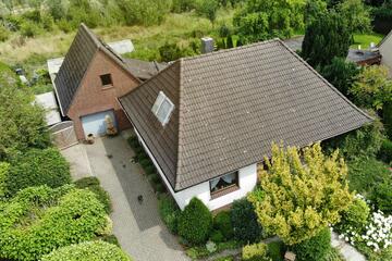 Bezugsfreier Bungalow mit Garage, Teilkeller und Luftwärmepumpe in guter Siedlungslage von Brake