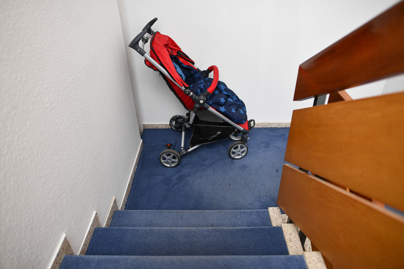 Kinderwagen im Treppenhaus