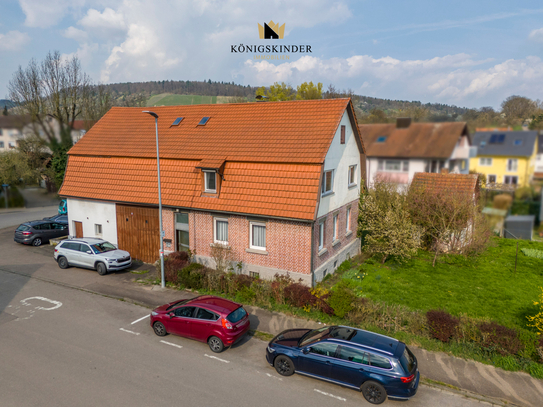 Charmantes 2-Familienhaus mit Scheune und Nebengebäuden auf ca. 1.491 Qm großem Baugrundstück.