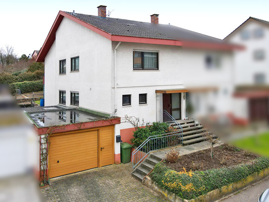 Sanierungsbedürftige Doppelhaushälfte mit Garten und Garage