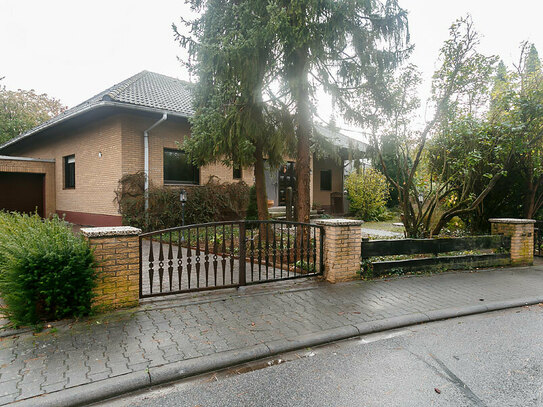 +++ Bungalow mit Einliegerwohnung im Dachgeschoss auf riesigem Grundstück in Feldrandlage +++