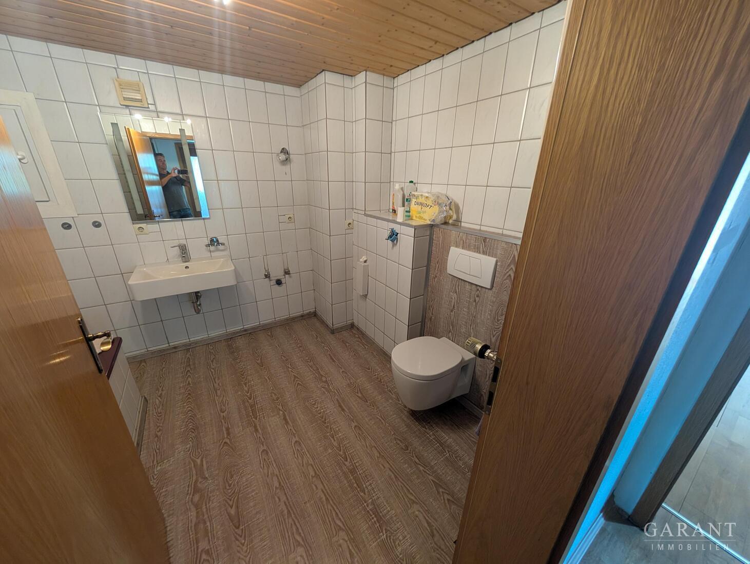 Weit draußen in Alleinlage! Schönes Einfamilienhaus in der Ursprünglichkeit der Natur von Gütenbach. – 78148 Gütenbach, 78148 Gütenbach – Vorschaubild 12