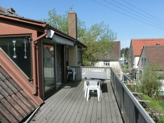 Schöne DG-Wohnung mit Sonnen-Terrasse + zusätzl. Büroräume im EG, Garage