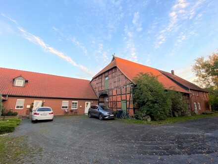 Idyllisches Gebäudeensemble mit Baugrundstück! 5 Wohnungen, Stall und Scheunengebäude