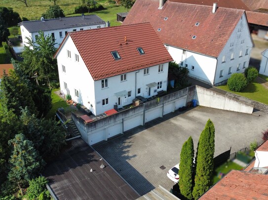 Familienidylle in bester Lage - Charmante Doppelhaushälfte mit Garage und Garten in Ulm-Jungingen!