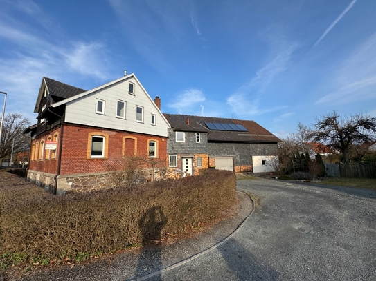 Modernisiertes Altbau-Juwel mit großem Grundstück in Wildenheid!