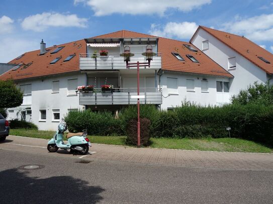 Großzügige, gepflegte 3 Zimmer-EG-Wohnung m. 88 m² Wfl., 2 Terrassen und kleinem Gartenanteil sowie TG-Stellplatz