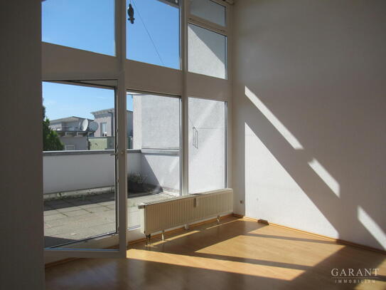 Schönes 2 Zimmer-Appartment mit hohen Decken und großer Fensterfront!