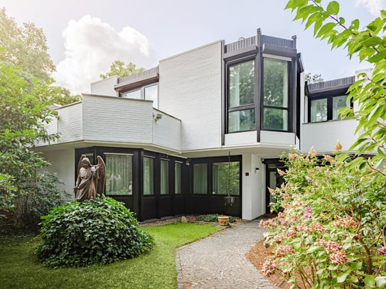 Unverbaubarer Weserblick: Architektonisch reizvolles Einfamilienhaus