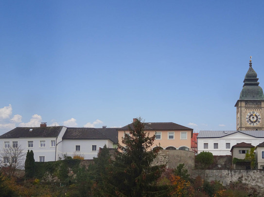 Großzügiges Stadtplatzhaus in Enns mit weiter Aussicht und eigenem Hauseingang für Büro oder Praxis