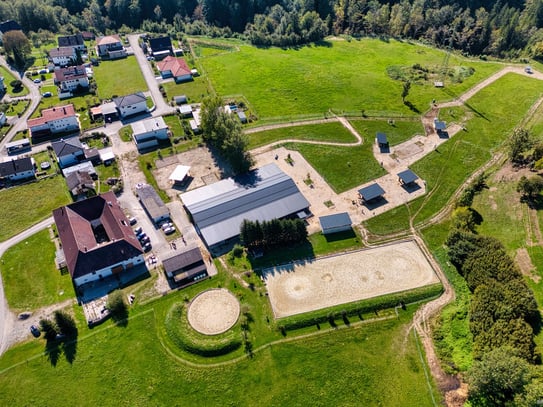 Reiterhof. Vierkanter. Wirtshaus. Zimmervermietung. Wohnungen. Natur.