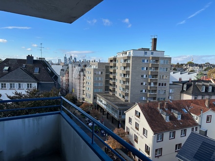 Geräumige 3-Zimmer Wohnung in Nordend-Ost mit Blick auf die Skyline von Frankfurt