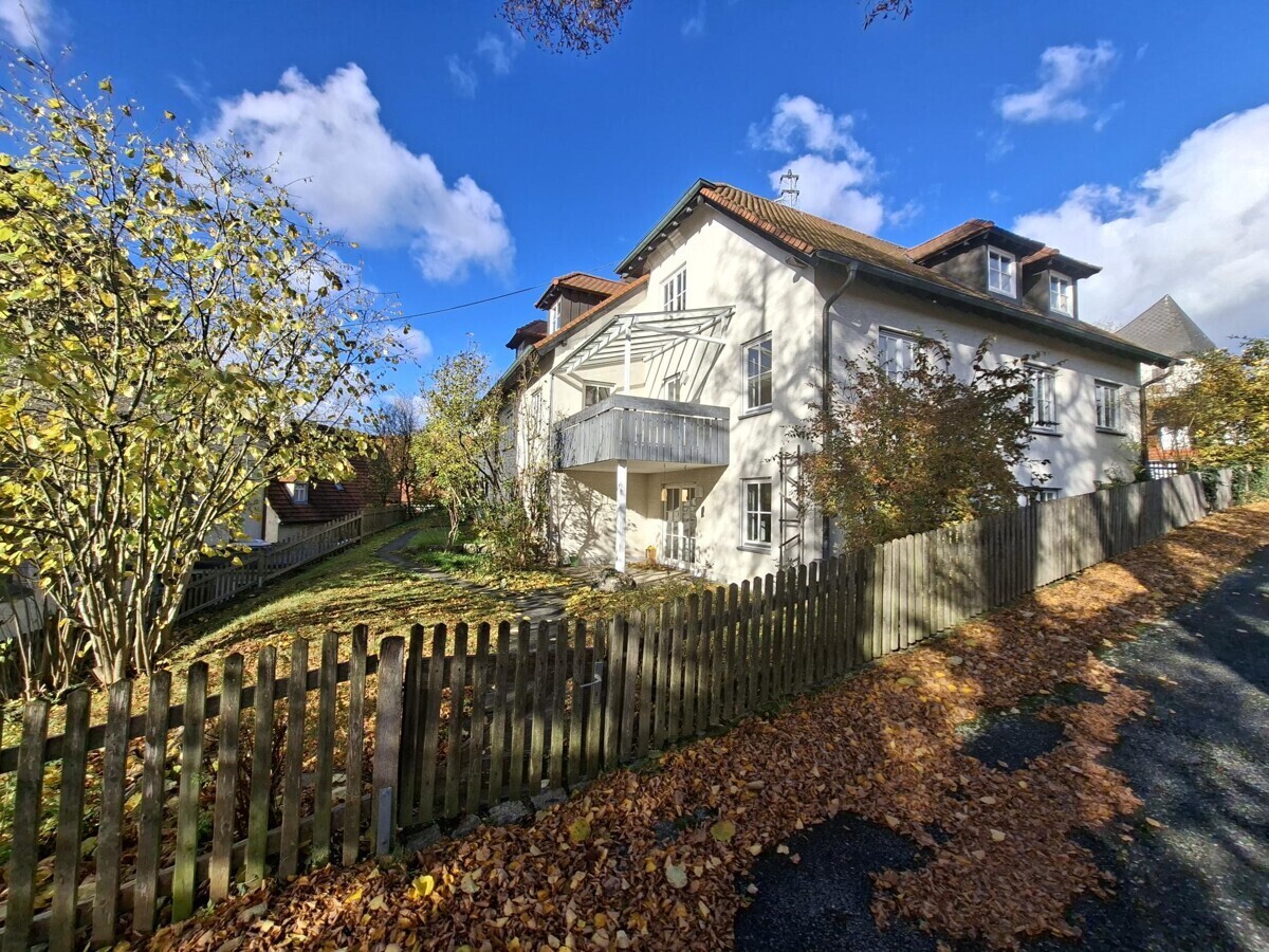                                                               Gro&szlig;z&uuml;gige Pfarrhauswohnung auf 2 Ebenen in H&uuml;rben!                                                       in Kirchberg (Erding)