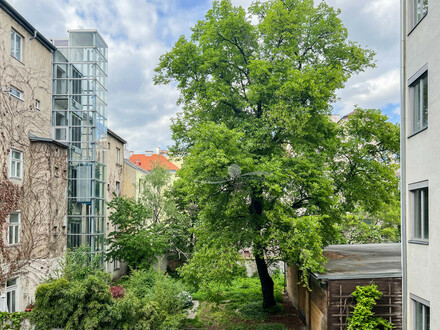 Renovierungsbedürftiges Atelier mit Balkon