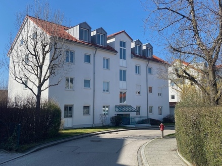 Lichtdurchflutete, großzügige 2 ZKB DG Whg. mit Westbalkon in zentraler Lage von Höhenkirchen