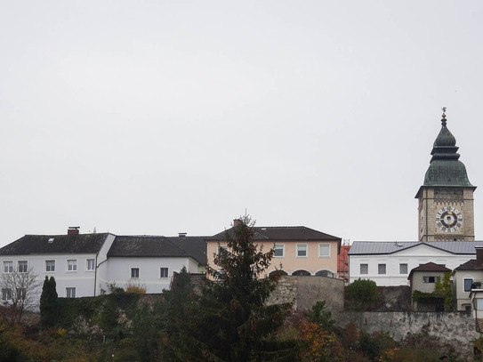 Großzügiges Stadtplatzhaus in Enns mit weiter Aussicht bis zum Ötscher; Eigener Hauseingang für Büro oder Praxis (24/18)