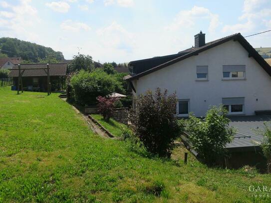 Schönes, geräumiges Haus mit herrlichem Garten, Garage und Carport