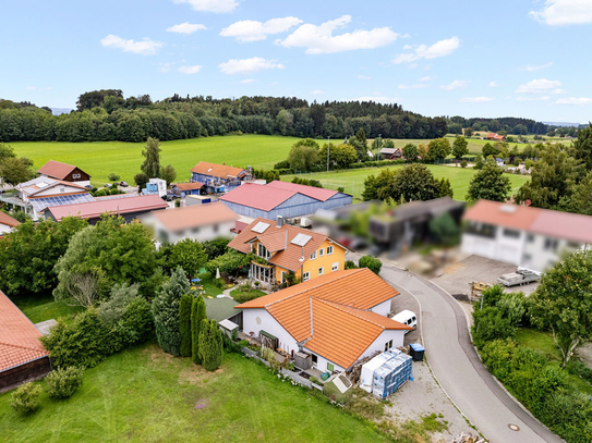 Wohnen + Arbeiten: Vielseitiges Mehrfamilienhaus mit Werkstatt bei Schlier