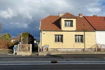 2460 Bruck an der Leitha, Fischamender Straße: Wohnhaus mit Sanierungsbedarf