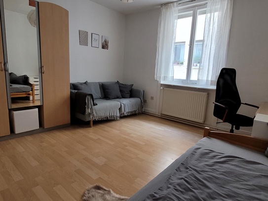 Zimmer mit Wlan, Einzelbett, Waschmaschine, Mitbenutzung Gästeküche und Teilung Bad/Wc