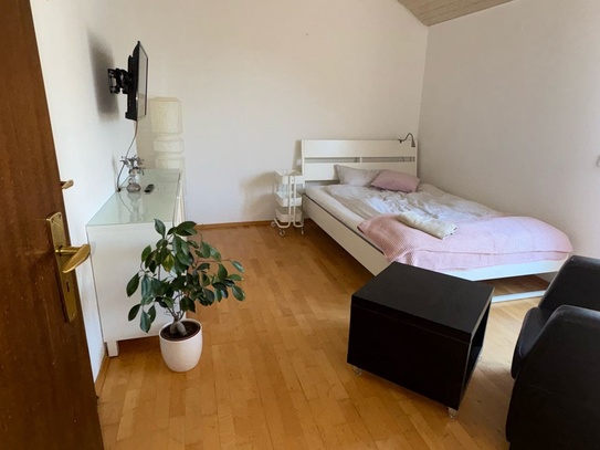 Zimmer mit eigener Dusche/WC, TV, Wlan, eigene Dachloggia, Gästeküche, Waschmaschine und Gartennutzung