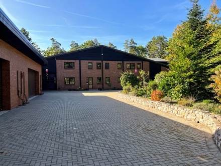 Großes Wohnhaus mit Garagen und einer Squash sowie Tennishalle am Tankumsee