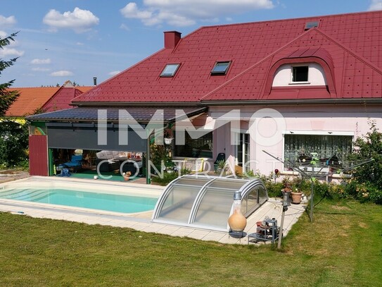 großartiges Wohnhaus im Naturpark Leiser Berge mit Pool und 5 (!) Garagen