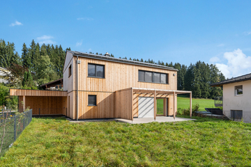 IM HERZEN DES MONDSEELANDES! Massivholzhaus mit Drachenwandblick in St. Lorenz ...