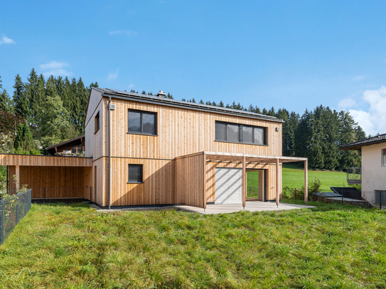 IM HERZEN DES MONDSEELANDES! Massivholzhaus mit Drachenwandblick in St. Lorenz ...