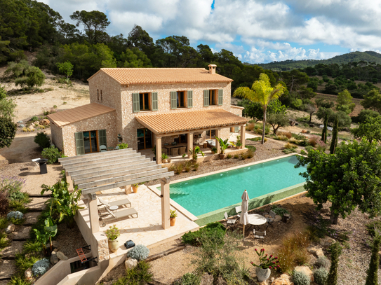 Wunderschöne nachhaltige Neubaufinca mit großem Pool und Panoramablick