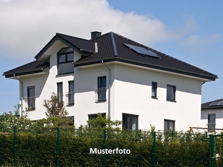Einfamilienhaus mit Nebengebäude