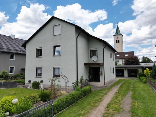 Zweifamilienhaus in Weiherhammer: Großzügiger Wohnkomfort in zentraler Lage