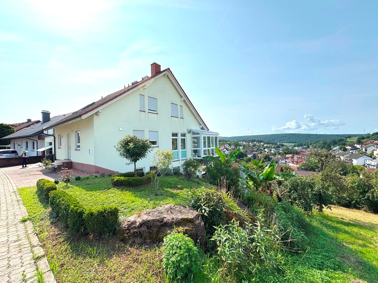 Immobilie in Hausen - Alles was das Familienherz begehrt: viel Platz, schöner Garten, traumhafter Fernblick, zwei Terrassen .... - Bild 0