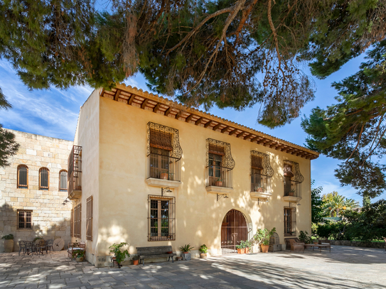 Traditionelles Luxushaus in der Landschaft von Alicante