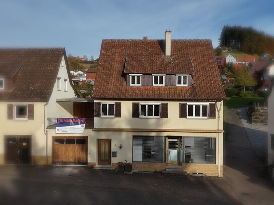 Wohnhaus mit Gewerbeeinheit und Garage in Sulzbach-Laufen