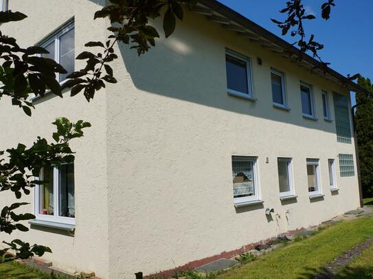 Solides Zweifamilienhaus in ruhiger Wohngegend in Westhausen
