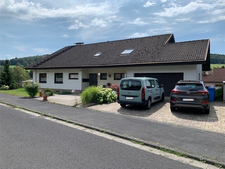 Spessartidylle mit 3 Wohnungen, 4 Garagen und zus. ca. 6.000 m² Wiese ...