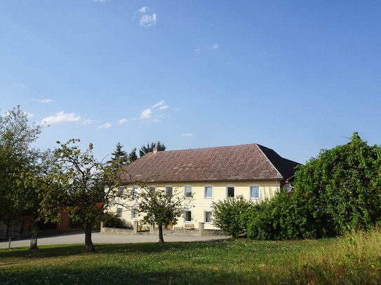 Klassischer Vierkanthof in beeindruckender Alleinlage mit weiter Aussicht zwischen Stadt Haag und Steyr (24/16)