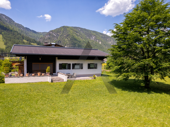 Freizeitwohnsitz: Grundstück mit Altbestand und Bergblick