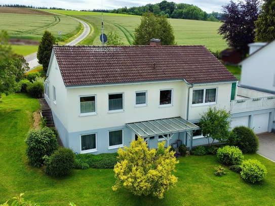 In ruhiger Randlage: Teilmodernisiertes Einfamilienhaus mit ELW auf tollem Eckgrundstück in Hochdorf