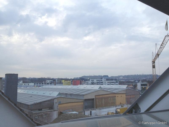 Sehr helle möblierte 1,5-Zimmer-Dachgeschosswohnung in Stuttgart - Bad Cannstatt