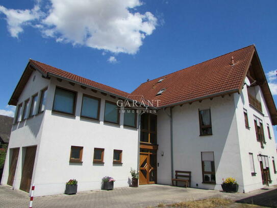 Moderne Maisonetten-Wohnung mit einladender Loggia: Ein perfektes Zuhause über den Dächern der Stadt