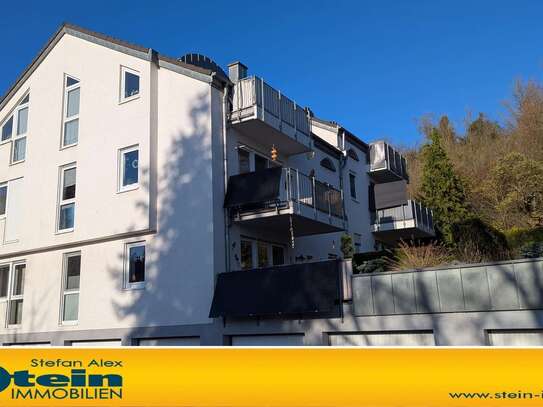 Schöne 2-Zimmer-Dachgeschosswohnung mit großem Balkon, Garage, Stellplatz und herrlicher Aussicht !