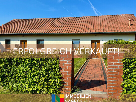 ERFOLGREICH VERKAUFT! Charmantes Doppelhaus im Bungalow-Stil mit großem Garten & Carport in Warmsen