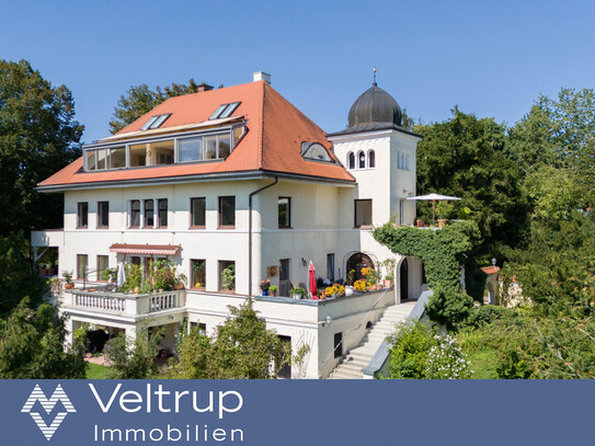 ZEITLOSE ELEGANZ: DACHGESCHOSSWOHNUNG IN HISTORISCHER VILLA MIT TRAUMHAFTEN SEEBLICK