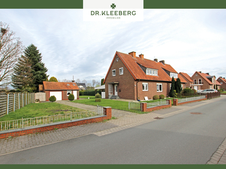 Doppelhaushälfte mit Potenzial und zusätzlichem Baugrundstück in bevorzugter Lage von Reckenfeld